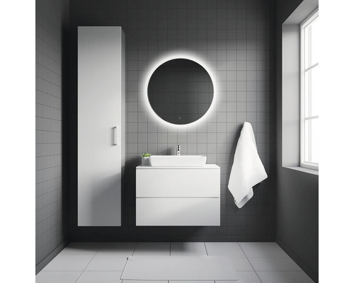 Moderní koupelna s umyvadlem, zrcadlovou skříňkou a kulatým zrcadlem s osvětlením