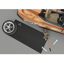 Scéna s zvedákem, pneumatikou, nářadím a podložkou