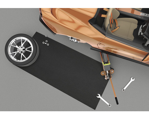 Scéna s zvedákem, pneumatikou, nářadím a podložkou