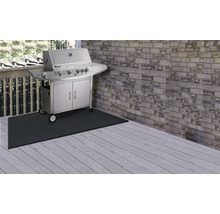 Scéna s plynovým grilem na ochranné podložce na dřevěné terase.