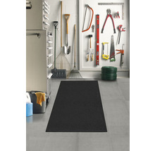 Dílna s panelem na nářadí a rohožkou