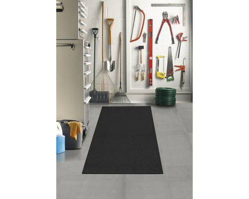 Dílna s panelem na nářadí a rohožkou