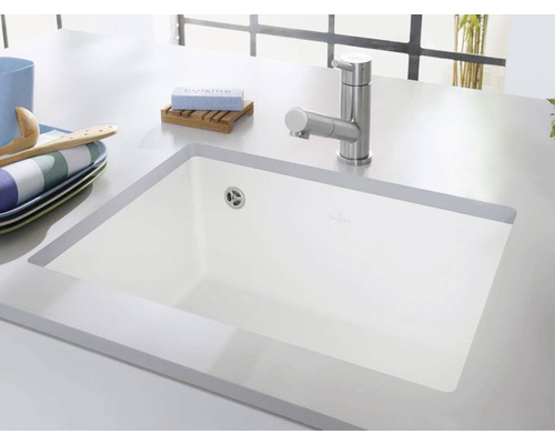 Obdélníkové bílé keramické umyvadlo s chromovou baterií