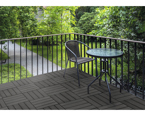 Balkon s terasovými dlaždicemi, židlí a stolem