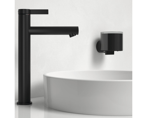 Umyvadlová baterie a dávkovač mýdla v moderní koupelně