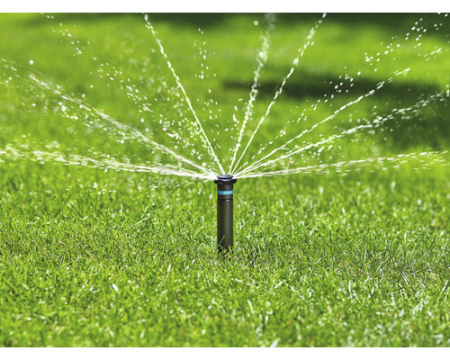 Zavlažovač trávníku v provozu na trávníku