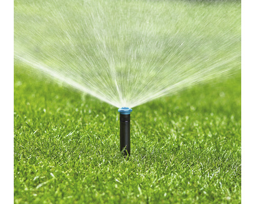 Zavlažovač trávníku zavlažuje trávník