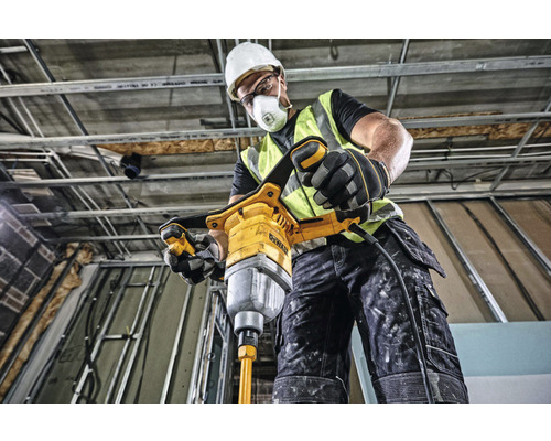 Stavební dělník používá míchačku na maltu DeWalt na staveništi.