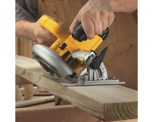 Kotoučová pila řeže kus dřeva