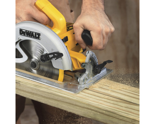 Ruční kotoučová pila DeWalt řeže kus dřeva.