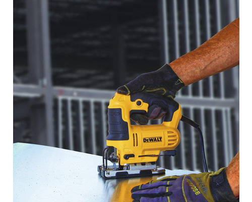 Přímočará pila DeWalt používána k řezání kovu.
