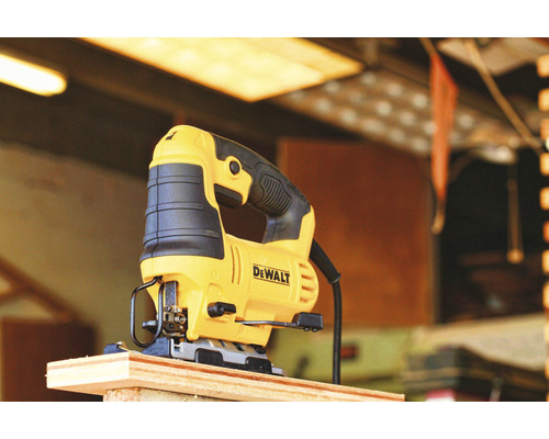 Přímočará pila DeWalt na dřevěné desce