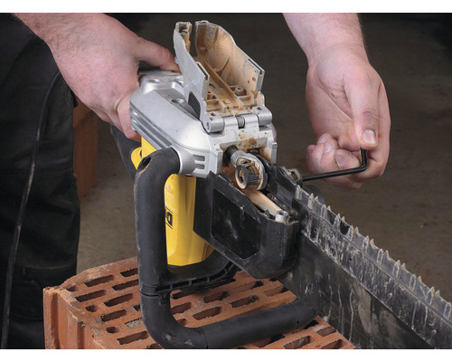 Ovládání pily na kámen pomocí imbusového klíče.