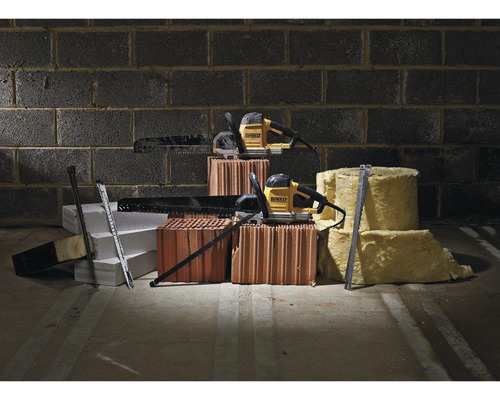 Dvě ocaskové pily DeWalt s kameny, pórobetonem a izolační vatou