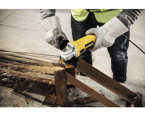 Osoba používá úhlovou brusku k řezání kovu.