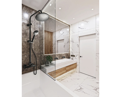 Koupelna se sprchou, umyvadlem a zrcadlem