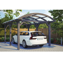 Dřevěný carport s průhlednou střechou a zaparkovaným autem pod ním