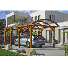 Dřevěný carport s průhlednou střechou a pod ním zaparkované auto před domem.