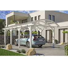 Dřevěný carport s průhlednou střechou a pod ním zaparkované auto před obytným domem.