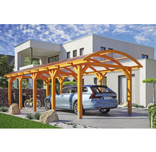 Dřevěný carport s autem a kolem na dvoře