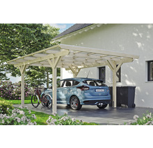 Auto pod dřevěným přístřeškem vedle domu a jízdního kola