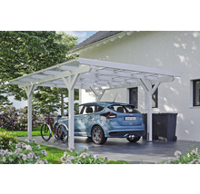 Bílý dřevěný carport s autem a kolem na zahradě.