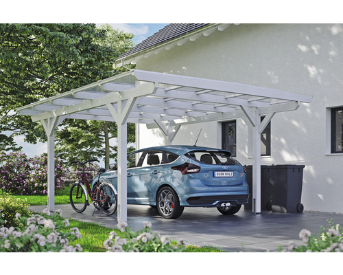 Bílý dřevěný carport s autem a kolem na zahradě.