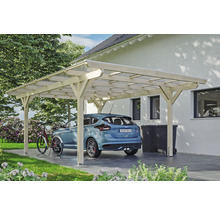 Dřevěný carport s autem, kolem a popelnicemi