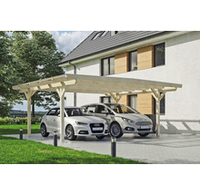 Dřevěný dvojitý carport se dvěma zaparkovanými auty před domem