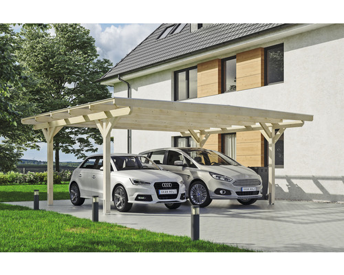 Dřevěný dvojitý carport se dvěma zaparkovanými auty před domem