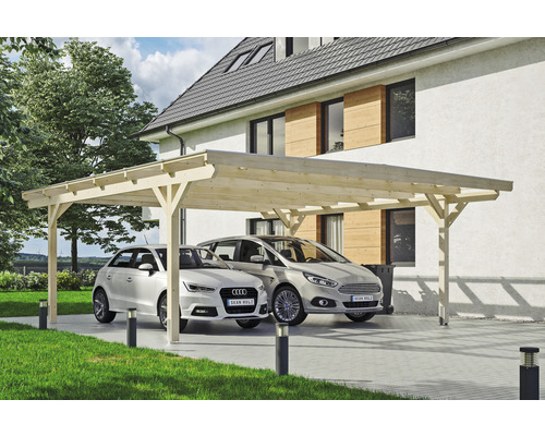 Dvojitý dřevěný přístřešek pro auto se dvěma parkujícími auty před domem