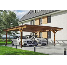 Dřevěný dvojitý carport se dvěma zaparkovanými auty před domem
