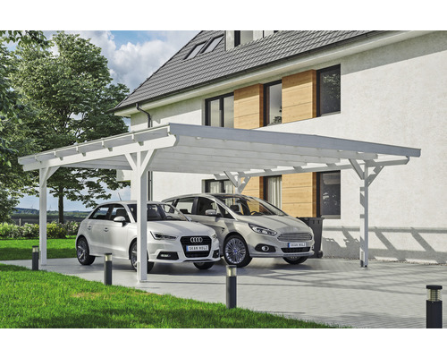 Dřevěný dvojitý carport se dvěma zaparkovanými auty před domem