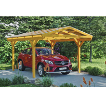 Červené auto stojí pod žlutým carportem na zahradě.