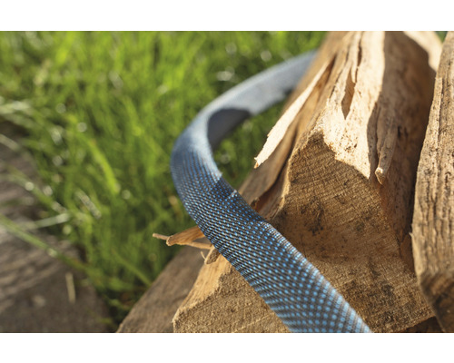 Ohebná zahradní hadice leží na dřevě