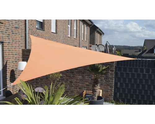 Trojúhelníková sluneční plachta pro zastínění terasy.