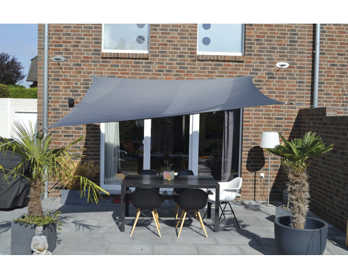 Terasa se sluneční plachtou, jídelním stolem a rostlinami