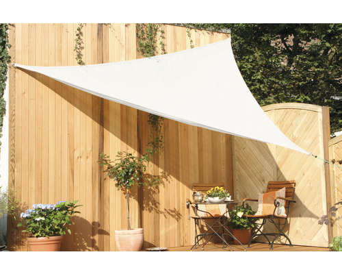 Terasa s trojúhelníkovou sluneční plachtou, zahradním nábytkem a rostlinami