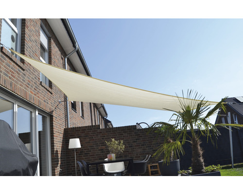 Terasa s trojúhelníkovou sluneční plachtou a zahradním nábytkem