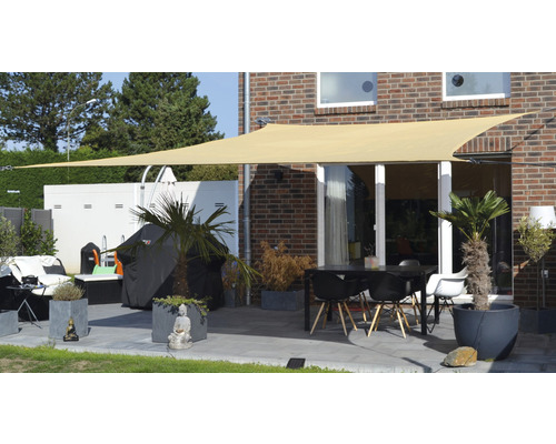 Terasa se sluneční plachtou, stolem a židlemi a také květináče pro venkovní použití