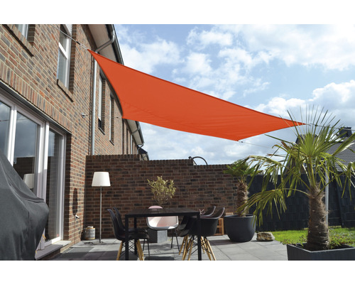 Exteriér se sluneční plachtou, stolem, židlemi a rostlinami