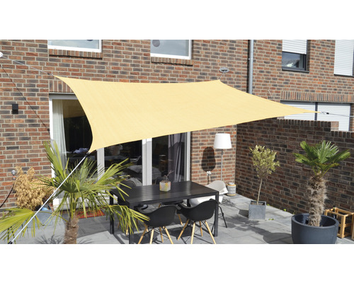 Terasa se sluneční plachtou, zahradním stolem a rostlinami