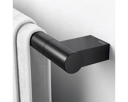 Černý držák na ručníky s ručníkem a logem Keuco