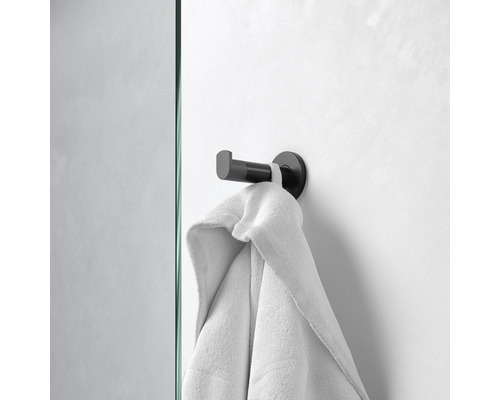 Hák na ručníky s ručníkem připevněným ke zdi