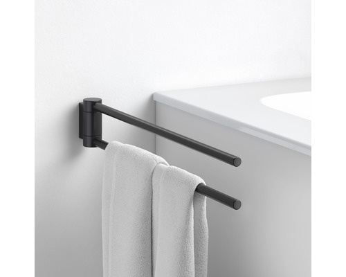 Otočný držák na ručníky z kovu s ručníkem