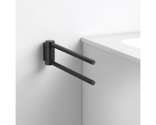 Otočný držák na ručníky se dvěma rameny pro montáž na stěnu v koupelně.