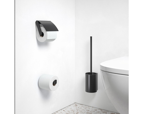 Koupelnová scéna s držákem toaletního papíru, toaletním papírem a WC kartáčem