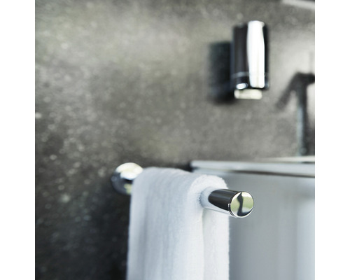 Držák na ručníky s ručníkem v koupelně.