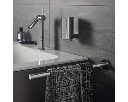 Koupelna s umyvadlem, držákem na ručníky a dávkovačem mýdla