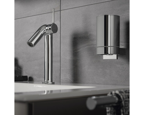 Umyvadlová baterie a dávkovač mýdla v koupelně